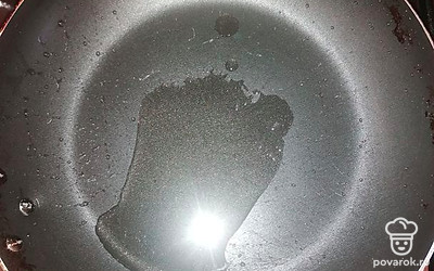 В сковороду наливаем масло. 