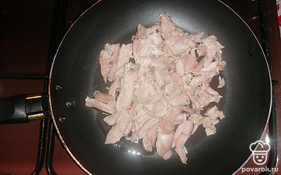 И жарим нашу курицу на среднем огне 10 минут, помешивая. 