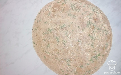 Дальше остаётся собрать нашу шаурму. Берём лаваши и смазываем нашим соусом. 