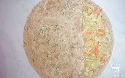 Выкладываем скраю заморинованную капусту. 