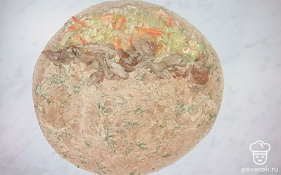 Далее обжаренную курицу. 