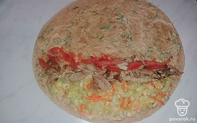 Далее выкладываем помидор. 