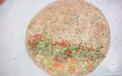 Сверху на помидор раскладываем огурцы. 