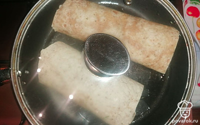 Наливаем в сковороду немного масла и обжариваем нашу шаурму по 1 минуте с каждой стороны на медленном огне.