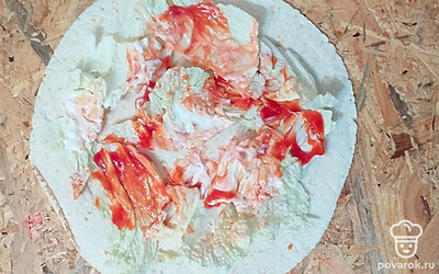 Сверху полить соусом из сметаны и томатной пасты.