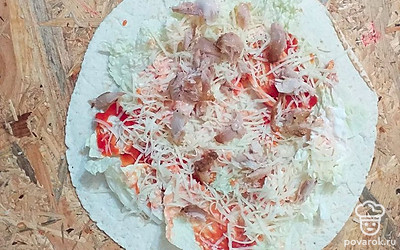 Предварительно обжаренную часть курицы порвать на небольшие кусочки (волокна), выложить на лепёшку.