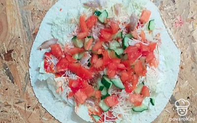Огурец и помидор порезать небольшими кубиками, выложить сверху.