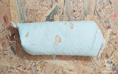 Завернуть шаверму, оставив один край открытым. Обжарить с двух сторон на сковороде или гриле по 3-5 минут.