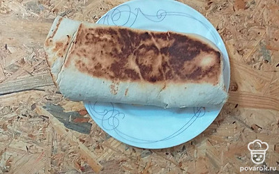 Готовую шаверму подавать на перекус или в качестве основного блюда.