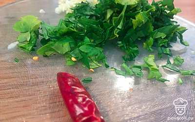 Нарежем мелко овощи – чеснок, петрушку. Острый перчик возьмем для того, чтобы натереть на терке.
