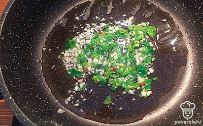 На растительном масле обжарим чеснок, через 3 минуты добавим петрушку и натрем перец. Добавим один помидор, который тоже потушим в течение пары минут до мягкого состояния.