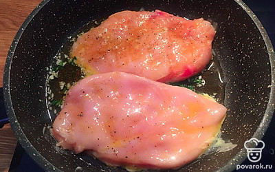 На другой сковородке приготовим куриную грудку: посыпаем ее перцем и солью, окунаем в яйцо. 