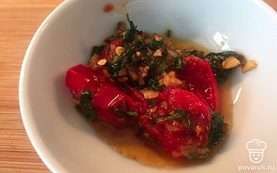 Зажарку с первой сковороды перекладываем в отдельную миску.