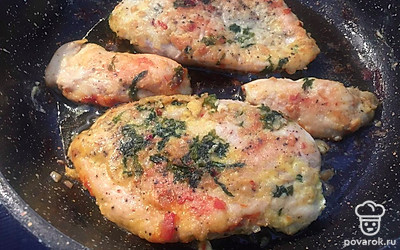 Мясо посыпаем в процессе жарки петрушкой и обжариваем до румяной корочки на средней температуре в течение 20-25 минут.