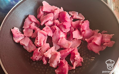 Обжариваем нарезанную кусочками свинину до румяного цвета (минут 15).