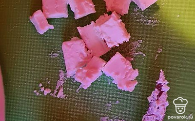 Нарезаем брынзу.