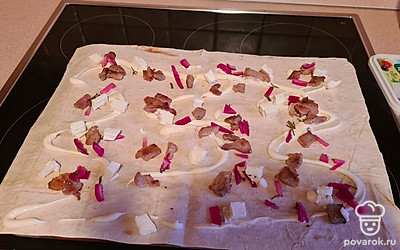 На лаваш выкладываем свинину, лук, брынзу и майонез.