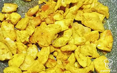 Нарезаем курицу небольшими кусочками и обжариваем на растительном масле, добавив соль и специи по вкусу.