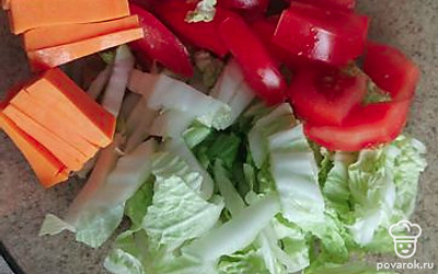 Нарезаем помидоры, пекинскую купусту и сыр небольшими кусочками.