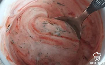 Готовим соус: смешиваем сметану, майонез и кетчуп. Добавляем туда мелко нарезанный укроп. 