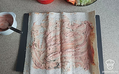 Лаваш делим на три части, смазываем соусом.