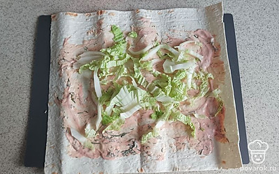 В центр кладём пекинскую капусту.