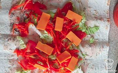 Затем сыр кусочками.