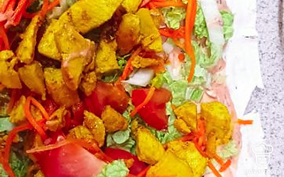 Добавляем курицу, сверху поливаем соусом.