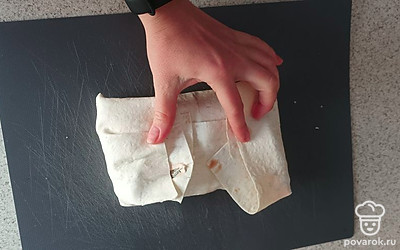 Сворачиваем конвертик.