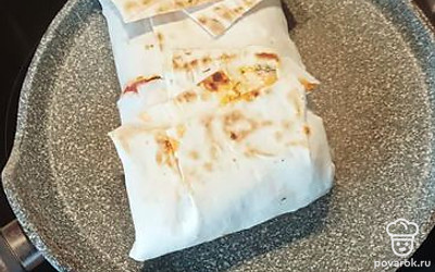 Обжариваем на сковороде с двух сторон.