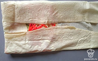 Завернуть края, как на фото, далее скрутить валик. 