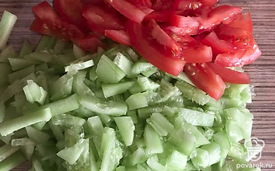 Пока жарится филе, нарежьте овощи.