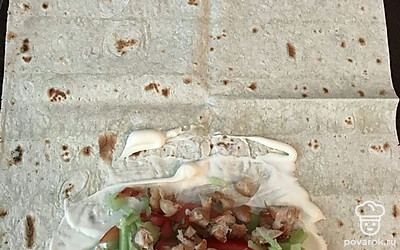 Выложите мясо и овощи. Посолите и поперчите.