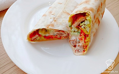 Подаем сочную шаурму с чесночно-сметанным соусом в горячем виде. Предварительно ее можно разрезать, так блюдо будет выглядеть еще эстетичнее. Приятного аппетита! Готовить легко!