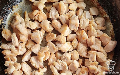 Курицу мелко режем и обжариваем до золотистой корочки.
