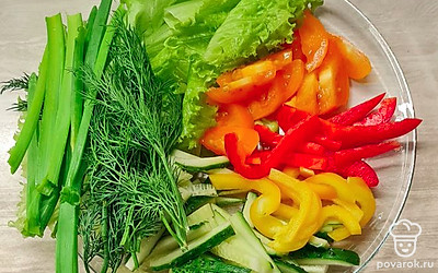 Моем и нарезаем овощи.