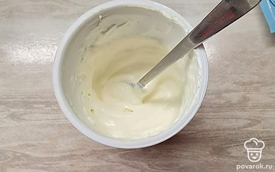 Сметану смешиваем с майонезом. При желании можно использовать другую заправку.