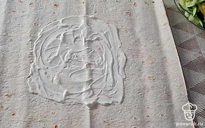 Раскладываем лаваш (у меня примерно 30х40 см). Посередине смазываем соусом.