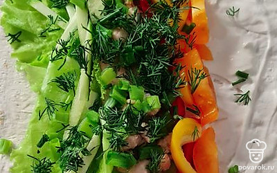 Далее выкладываем начинку: мясо и овощи. Сворачиваем лаваш. Сначала подгибаем сверху и снизу, а затем сворачиваем рулетом.