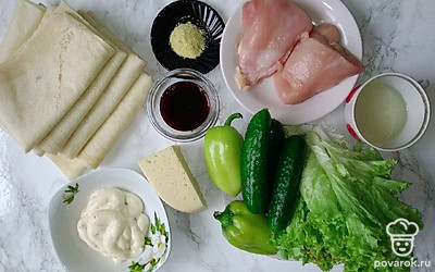 Мясо помойте и обсушите. Огурцы, перец и листья салата помойте и обсушите на салфетках. Распакуйте упакованные продукты.