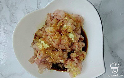 Куриное филе нарежьте небольшими кусочками и сложите в тарелку. Добавьте к ним специи для курицы, соевый соус, перемешайте. Оставьте на 20 минут, затем обжарьте на растительном масле до готовности.