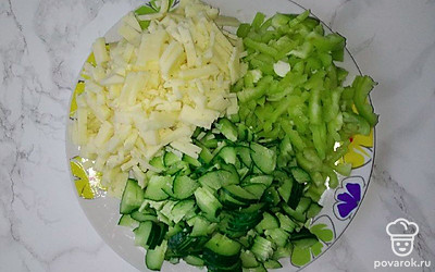 Болгарский перец нарежьте тонкой соломкой. Огурцы разрежьте вдоль пополам, а затем нарежьте тоненькими пластинами. Тв ердый сыр - полосками.