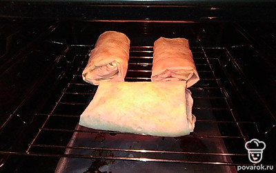 Отправьте шаурму на сковороду-гриль без масла. Пеките по 3-5 минут с каждой стороны. Можете воспользоваться также духовкой и приготовить ее под грилем.