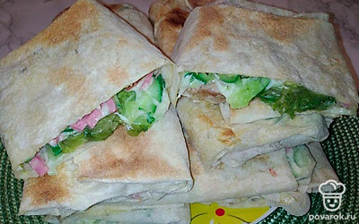 Подайте шаурму, разрезав ее наискосок. Украсьте зеленью петрушки или базилика. Выложите рядом мини-овощи по вашему вкусу.