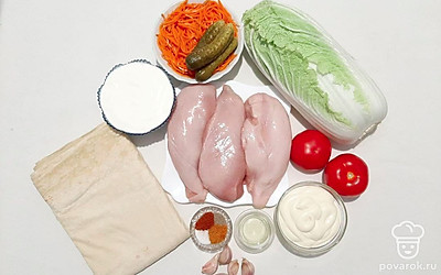 Промойте куриное филе. Также помойте помидоры и малосольные огурцы от рассола.