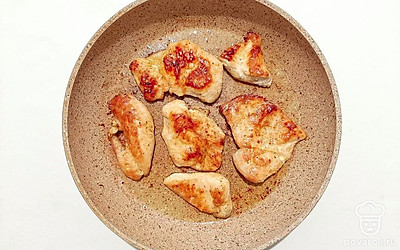 Разрежьте куриную грудку вдоль на тонкие пластины. Посолите, поперчите, натрите специями филе. Разогрейте растительное масло на сковороде. Обжарьте филе до золотистого цвета.