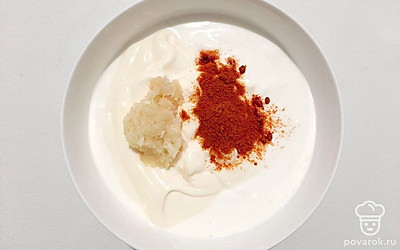 Пропустите через пресс чеснок. Теперь смешайте все ингредиенты для соуса в миске: паприку, сметану, майонез, чеснок и соль.