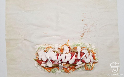 Выложите поверх капусты корейскую морковку. Затем – кусочки курицы, маринованные огурцы, помидоры и в конце полейте все небольшим количеством соуса.