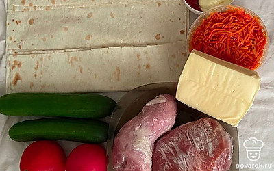 Промойте мясо свинины, куриную грудку, помидоры и огурцы. Порежьте на кусочки свинину и грудку. Мясо обжарьте. Произвольно нарежьте помидоры, сыр и огурцы. Разогрейте духовку до 200 ℃.