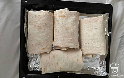 Сверните лаваш в виде шаурмы. Отправьте в разогретую до 200 ℃ духовку на 15 минут. Затем выключите духовку и оставьте еще на 10 минут.